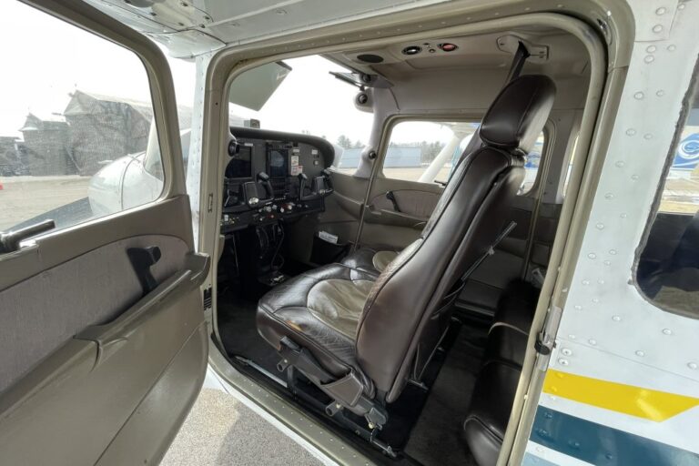 364SP-Cockpit-e1711120432130-1024x683