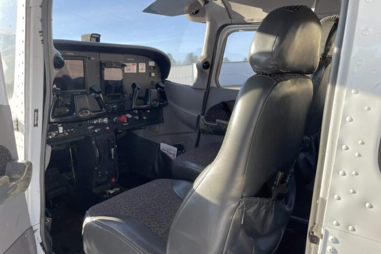 785BG-Cockpit-1-e1711114251157-1024x683